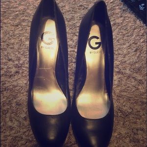 Guess size 11 platform pumps